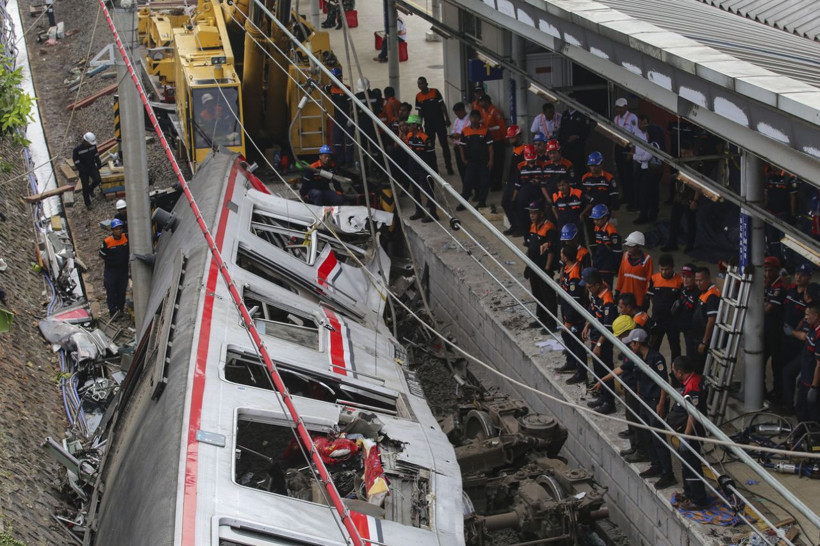 Endonezya'daki tren faciasında can kaybı 14'e yükseldi - Resim: 5