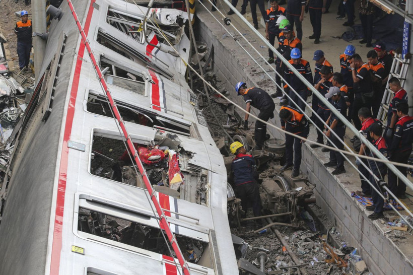 Endonezya'daki tren faciasında can kaybı 14'e yükseldi - Resim: 7