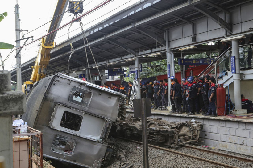 Endonezya'daki tren faciasında can kaybı 14'e yükseldi - Resim: 9
