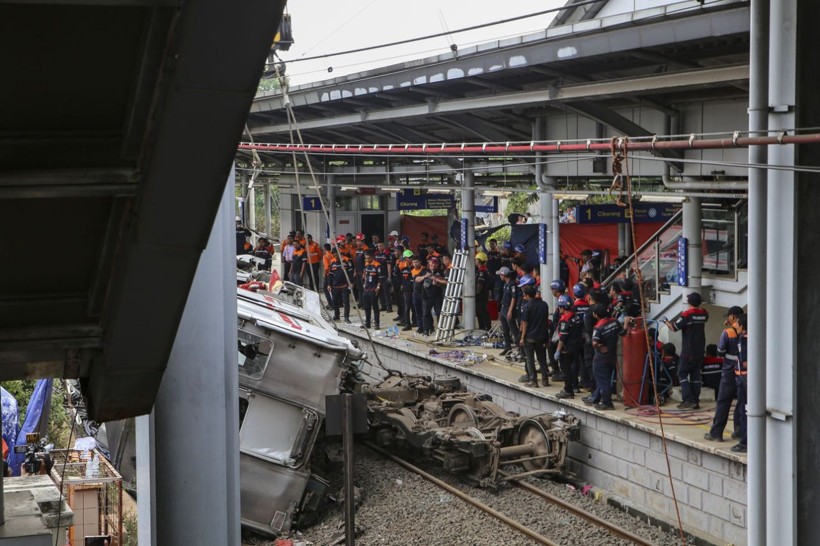 Endonezya'daki tren faciasında can kaybı 14'e yükseldi - Resim: 10