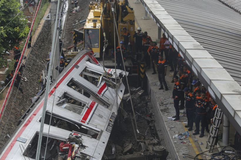 Endonezya'daki tren faciasında can kaybı 14'e yükseldi - Resim: 11