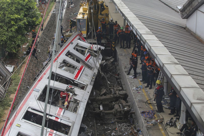 Endonezya'daki tren faciasında can kaybı 14'e yükseldi - Resim: 12