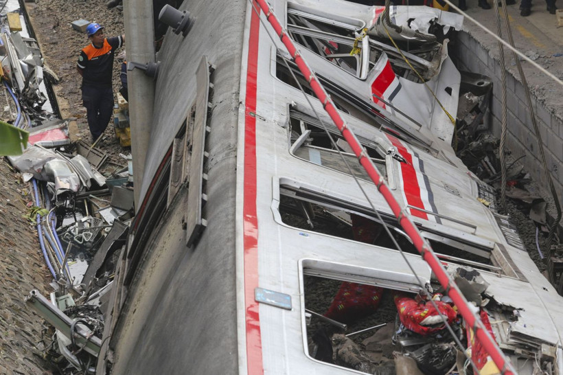 Endonezya'daki tren faciasında can kaybı 14'e yükseldi - Resim: 13