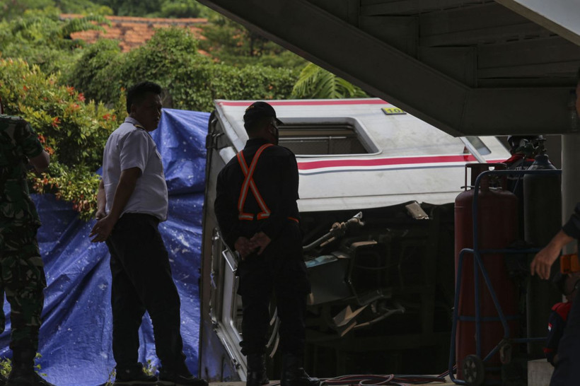 Endonezya'daki tren faciasında can kaybı 14'e yükseldi - Resim: 16