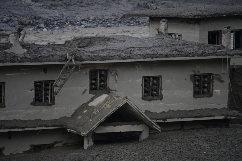 Nepal çamura gömüldü! Ölü sayısı her geçen saat artıyor... - Resim: 12