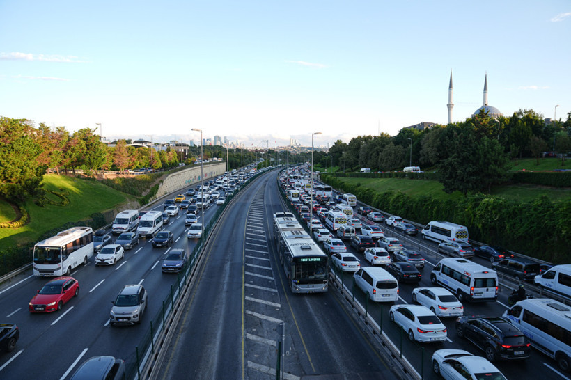 İstanbul'da yeni eğitim öğretim yılının ilk gününde trafik yoğunluğu - Resim: 5