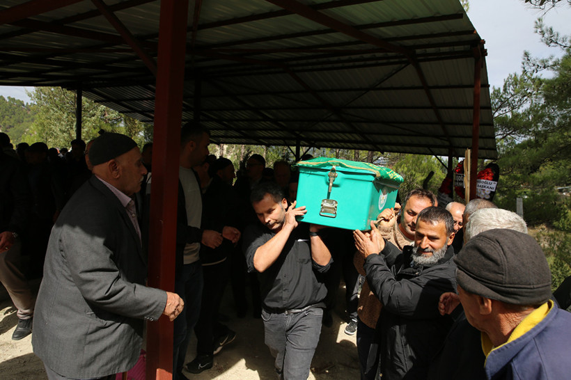 Madencilerin cenazesinde yürek yakan an: Babasının tabutunun başından ayrılmadı - Resim: 4