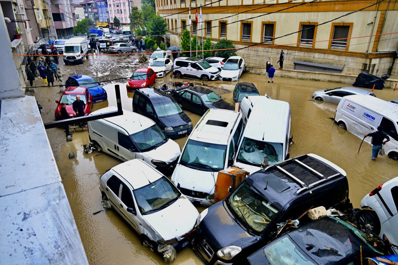 İSTANBUL'DA TARİHİ AFET: Tek bir günde yıllık yağışın üçte biri düştü! - Resim: 4