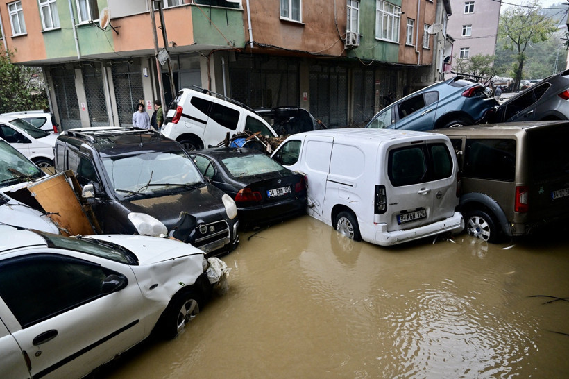 İSTANBUL'DA TARİHİ AFET: Tek bir günde yıllık yağışın üçte biri düştü! - Resim: 6