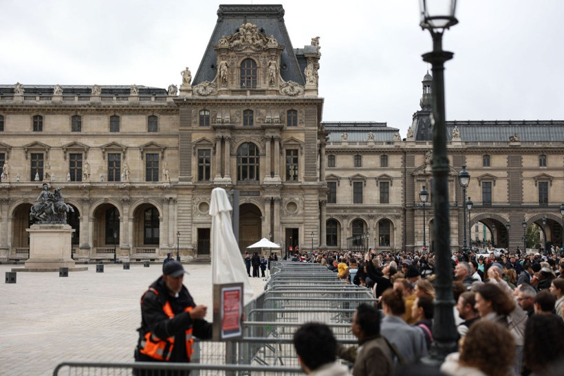 Paris'te soygun sonrası Louvre Müzesi'nin önü doldu taştı! - Resim: 1