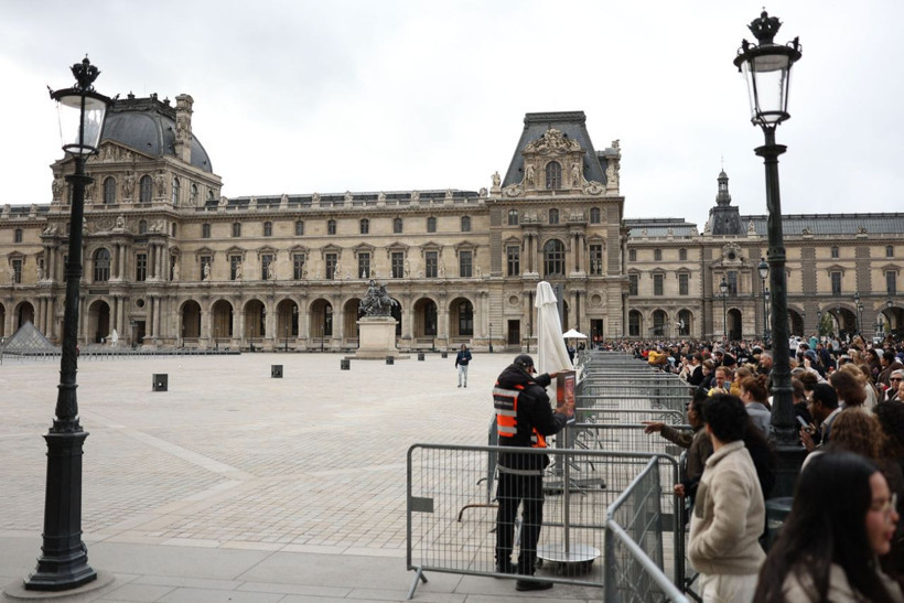 Paris'te soygun sonrası Louvre Müzesi'nin önü doldu taştı! - Resim: 2
