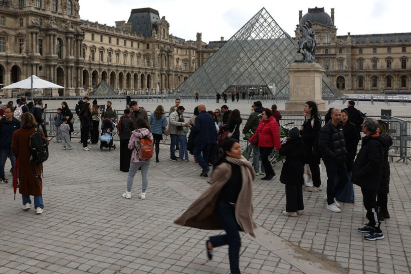 Paris'te soygun sonrası Louvre Müzesi'nin önü doldu taştı! - Resim: 6