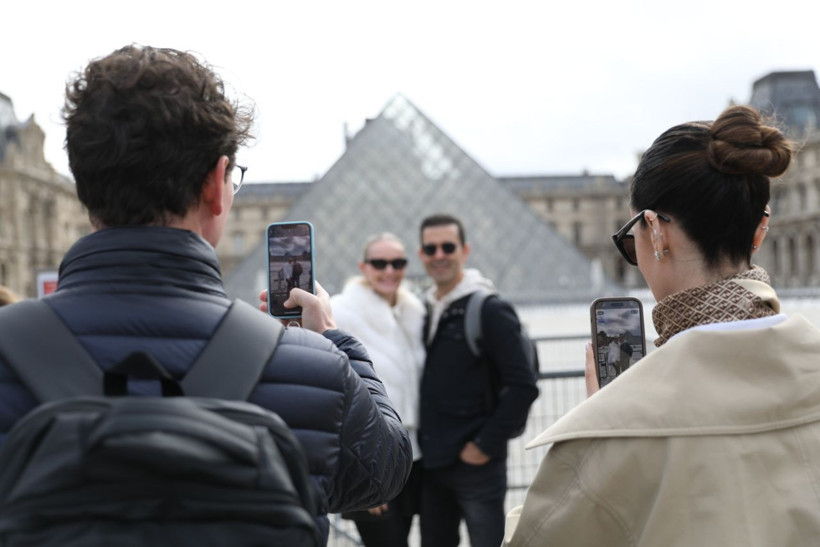 Paris'te soygun sonrası Louvre Müzesi'nin önü doldu taştı! - Resim: 8