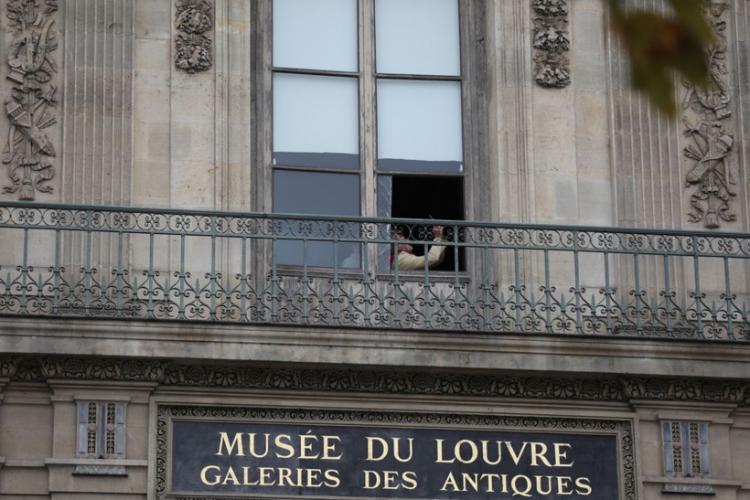 Paris'te soygun sonrası Louvre Müzesi'nin önü doldu taştı! - Resim: 9