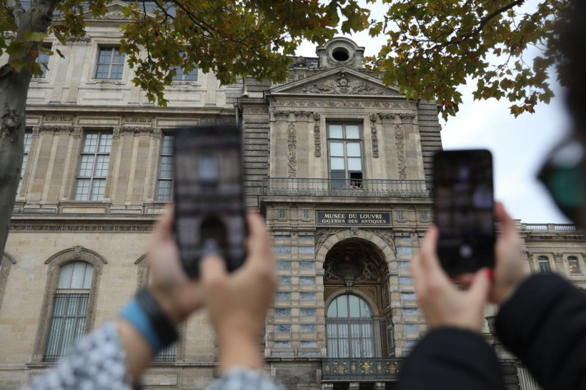 Paris'te soygun sonrası Louvre Müzesi'nin önü doldu taştı! - Resim: 10