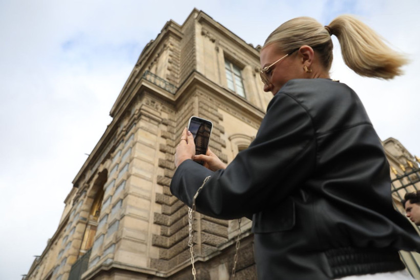 Paris'te soygun sonrası Louvre Müzesi'nin önü doldu taştı! - Resim: 11