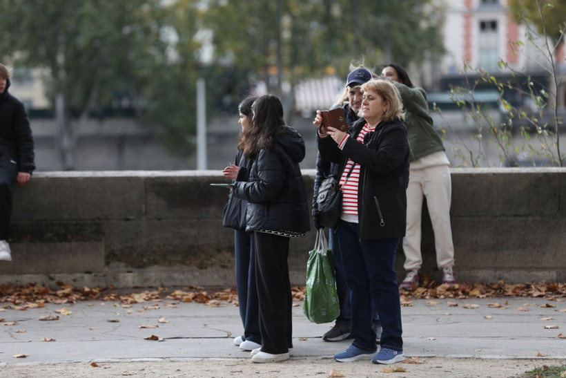 Paris'te soygun sonrası Louvre Müzesi'nin önü doldu taştı! - Resim: 15