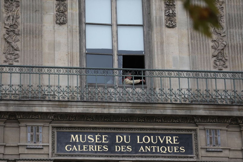 Paris'te soygun sonrası Louvre Müzesi'nin önü doldu taştı! - Resim: 16
