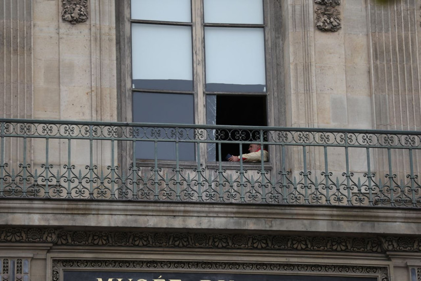 Paris'te soygun sonrası Louvre Müzesi'nin önü doldu taştı! - Resim: 17
