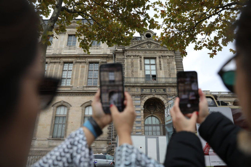 Paris'te soygun sonrası Louvre Müzesi'nin önü doldu taştı! - Resim: 18