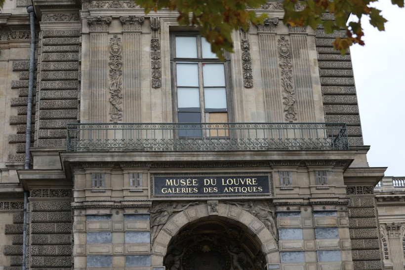 Paris'te soygun sonrası Louvre Müzesi'nin önü doldu taştı! - Resim: 19