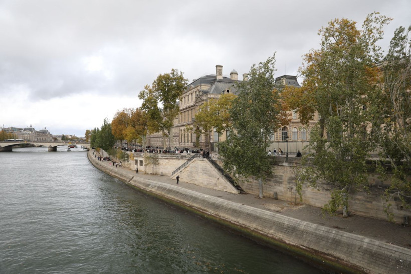 Paris'te soygun sonrası Louvre Müzesi'nin önü doldu taştı! - Resim: 20