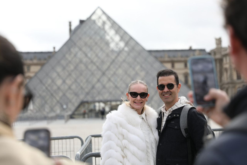Paris'te soygun sonrası Louvre Müzesi'nin önü doldu taştı! - Resim: 21