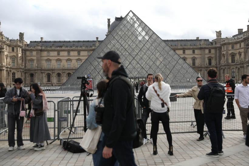 Paris'te soygun sonrası Louvre Müzesi'nin önü doldu taştı! - Resim: 22