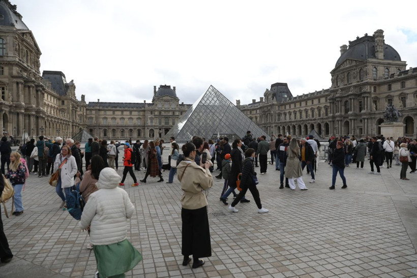 Paris'te soygun sonrası Louvre Müzesi'nin önü doldu taştı! - Resim: 23