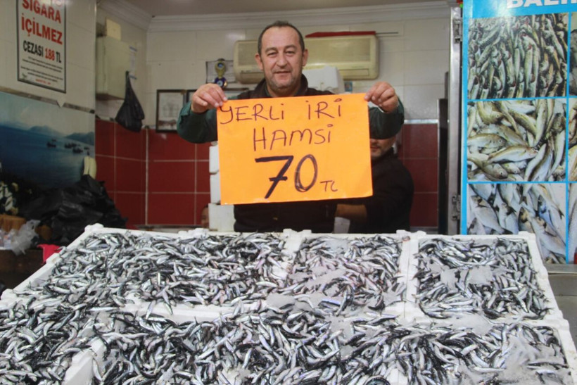 Fiyatlar yarı yarıya azaldı! Hamsi 70 liraya düştü, vatandaş sevinçten çiğ yedi - Resim: 9