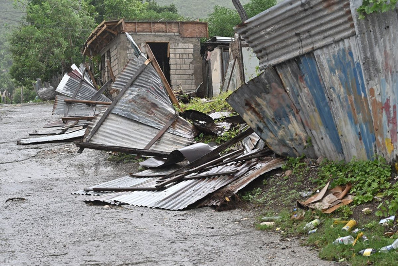 Melissa yıktı geçti: On binlerce turist mahsur - Resim: 12
