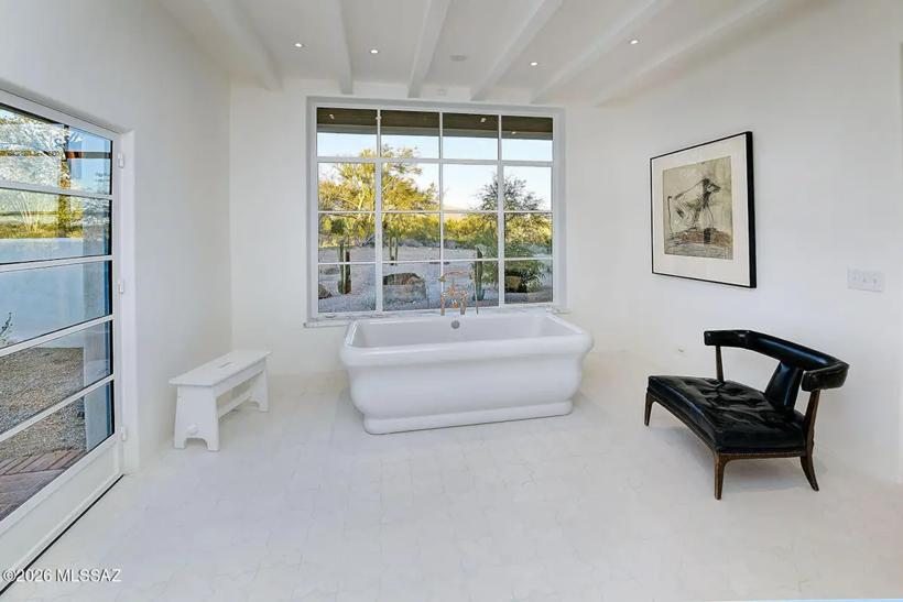 Oscarlı oyuncunun ölene kadar yaşadığı 7 odalı 6 banyolu ev satışa çıktı - Resim: 9