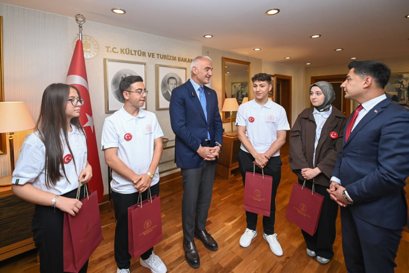 Bakan Ersoy, 19 Mayıs&rsquo;ta gen&ccedil; sanat&ccedil;ıları bakanlıkta ağırladı - Resim : 1