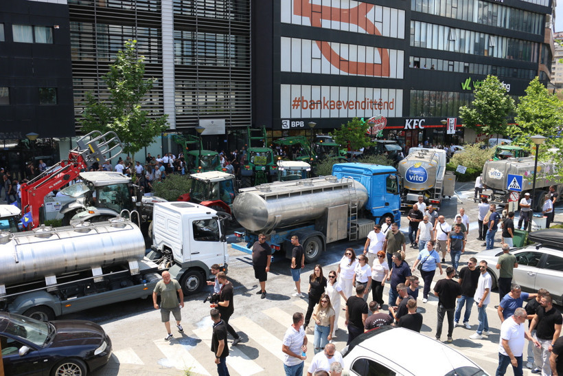 Süt üreticileri isyan etti: Tankerlerle getirip yüzlerce litre sütü yollara döktüler - Resim : 3