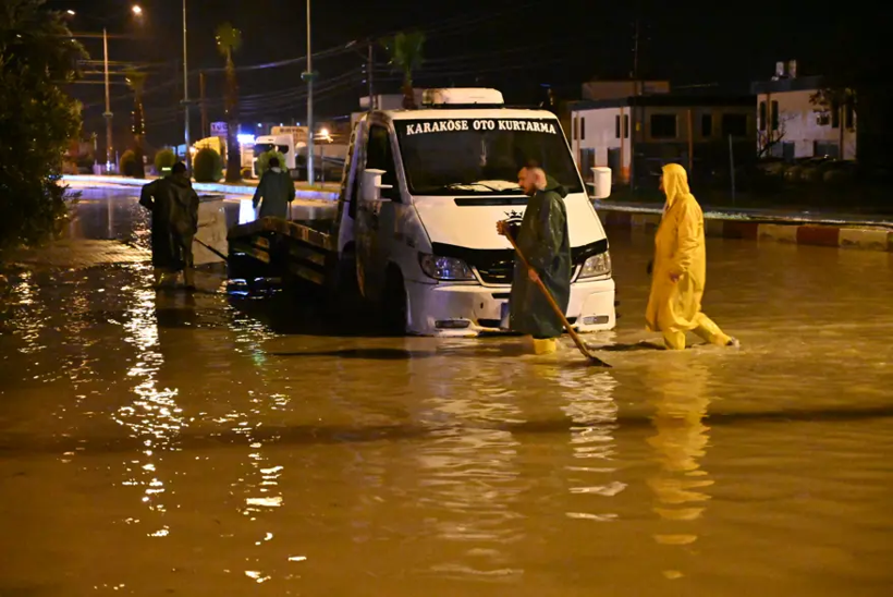 Ege ve Akdeniz'i sağanak vurdu: Evler su altında kaldı, okullar tatil edildi - Resim : 1