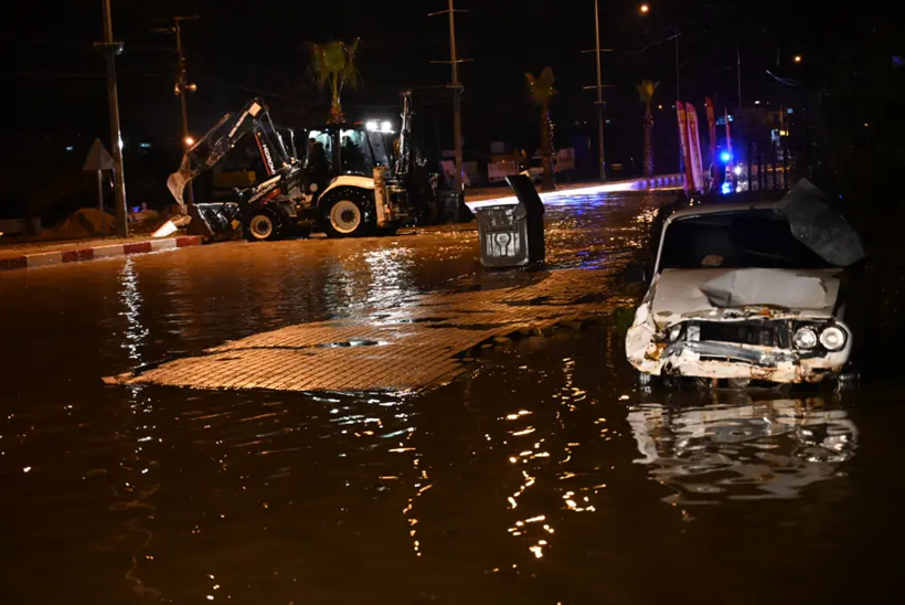 Ege ve Akdeniz'i sağanak vurdu: Evler su altında kaldı, okullar tatil edildi - Resim : 3