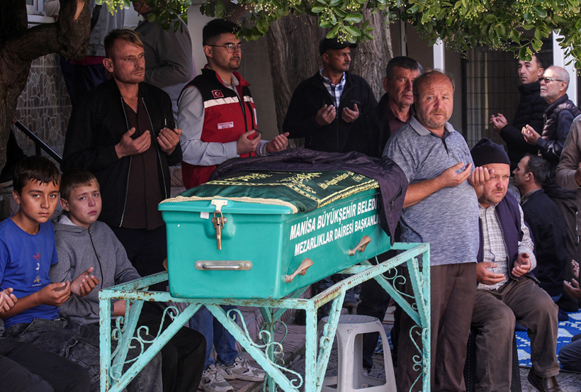 Madencilerin cenazesinde yürek yakan an: Babasının tabutunun başından ayrılmadı - Resim: 3
