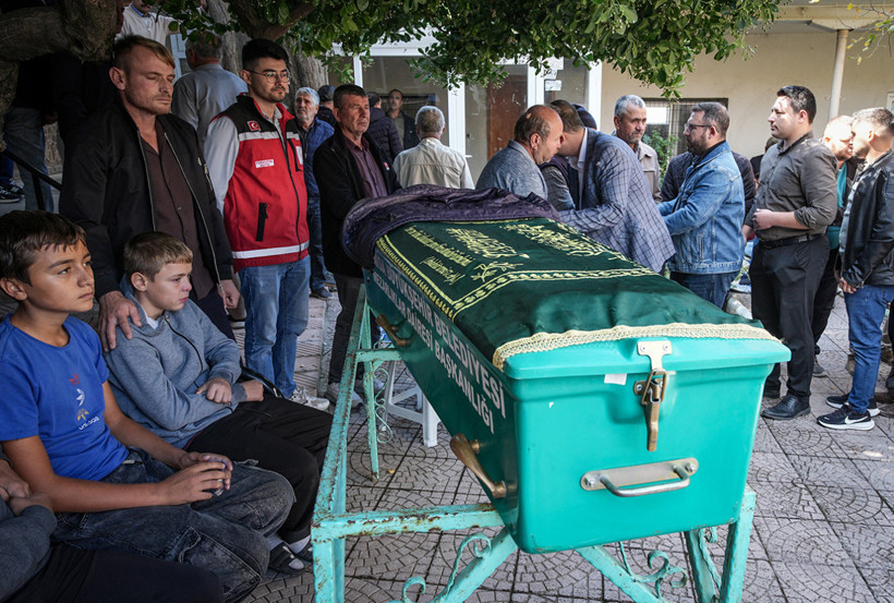 Madencilerin cenazesinde yürek yakan an: Babasının tabutunun başından ayrılmadı - Resim: 1