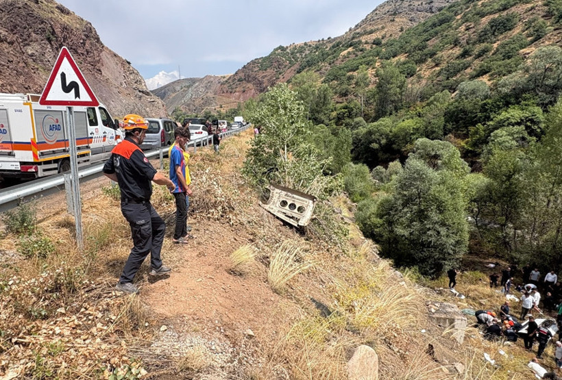 Sivas’ta yolcu minibüsü şarampole devrildi: 4 ölü, 10 yaralı - Resim : 1