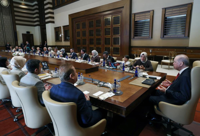 Cumhurbaşkanı Erdoğan, okul saldırısında &ouml;len &ouml;ğrencilerin aileleriyle g&ouml;r&uuml;şt&uuml; - Resim : 1