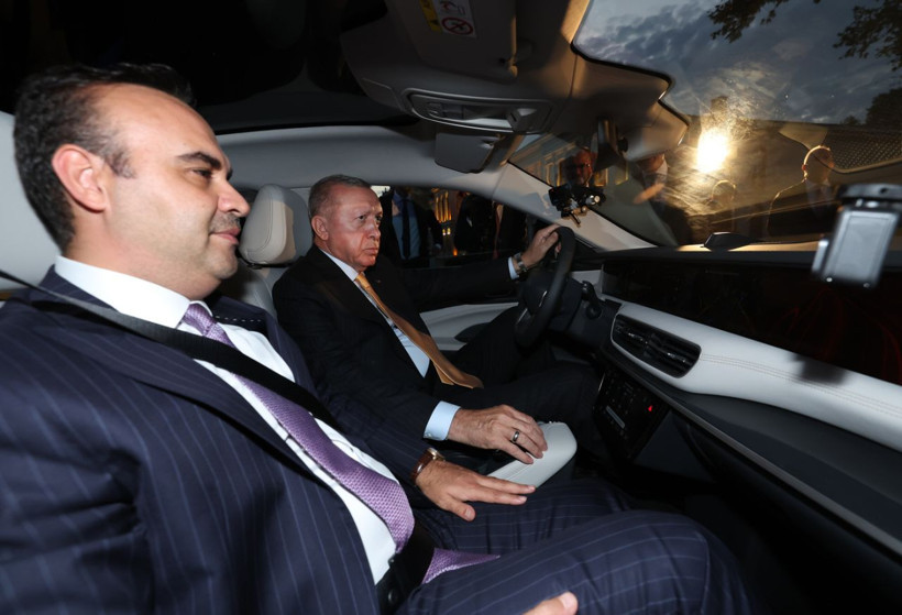 Togg'un yeni modeli T10F, Cumhurbaşkanı Erdoğan'a hediye edildi! Dolmabahçe'de test sürüşü yaptı - Resim: 2