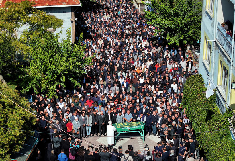 Madencilerin cenazesinde yürek yakan an: Babasının tabutunun başından ayrılmadı - Resim: 7