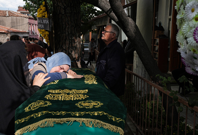 Madencilerin cenazesinde yürek yakan an: Babasının tabutunun başından ayrılmadı - Resim: 5