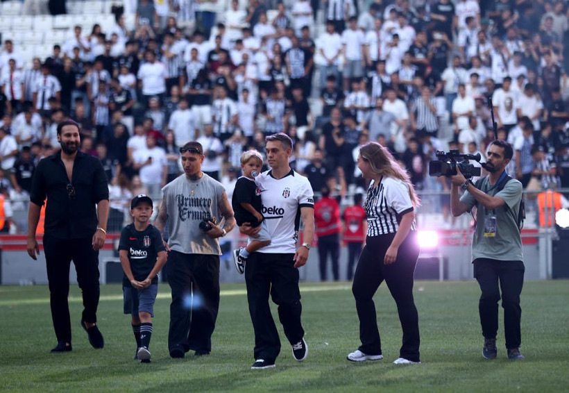 Yıldız oyuncu Leandro Trossard, 20 bin taraftarın önünde imzayı attı - Resim : 1