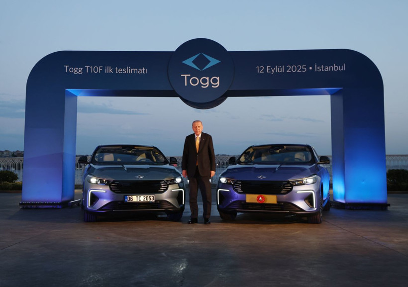 Togg'un yeni modeli T10F, Cumhurbaşkanı Erdoğan'a hediye edildi! Dolmabahçe'de test sürüşü yaptı - Resim: 1