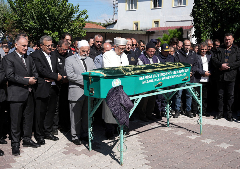Madencilerin cenazesinde yürek yakan an: Babasının tabutunun başından ayrılmadı - Resim: 9