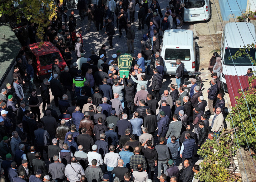 Madencilerin cenazesinde yürek yakan an: Babasının tabutunun başından ayrılmadı - Resim: 8