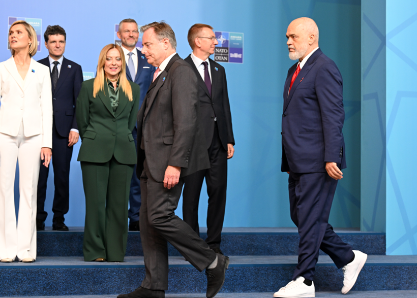 NATO'da g&uuml;ndem 16 bin TL'lik beyaz spor ayakkabı&hellip; Edi Rama'nın tarzı liderlerin de dikkatini &ccedil;ekti - Resim : 1