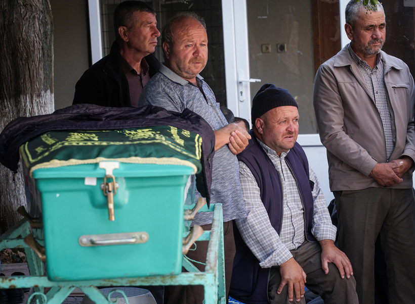 Madencilerin cenazesinde yürek yakan an: Babasının tabutunun başından ayrılmadı - Resim: 10