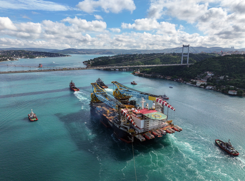 Dev vinç gemisi İstanbul Boğazı'ndan geçti - Resim: 2